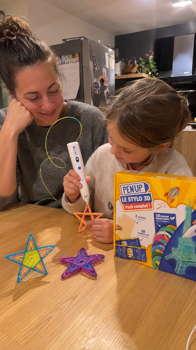Una bambina crea una figura in 3D adatta alla sua età con la penna Pen'Up 3D