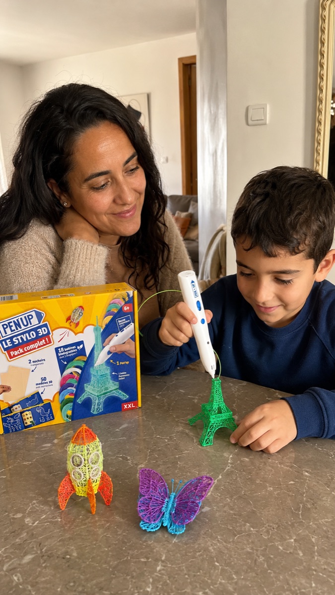 Una bambina concentrata crea in volume con la penna 3D Pen'Up 3D