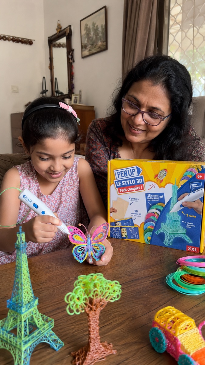 Una bambina tiene la penna 3D Pen'Up 3D e una delle sue creazioni