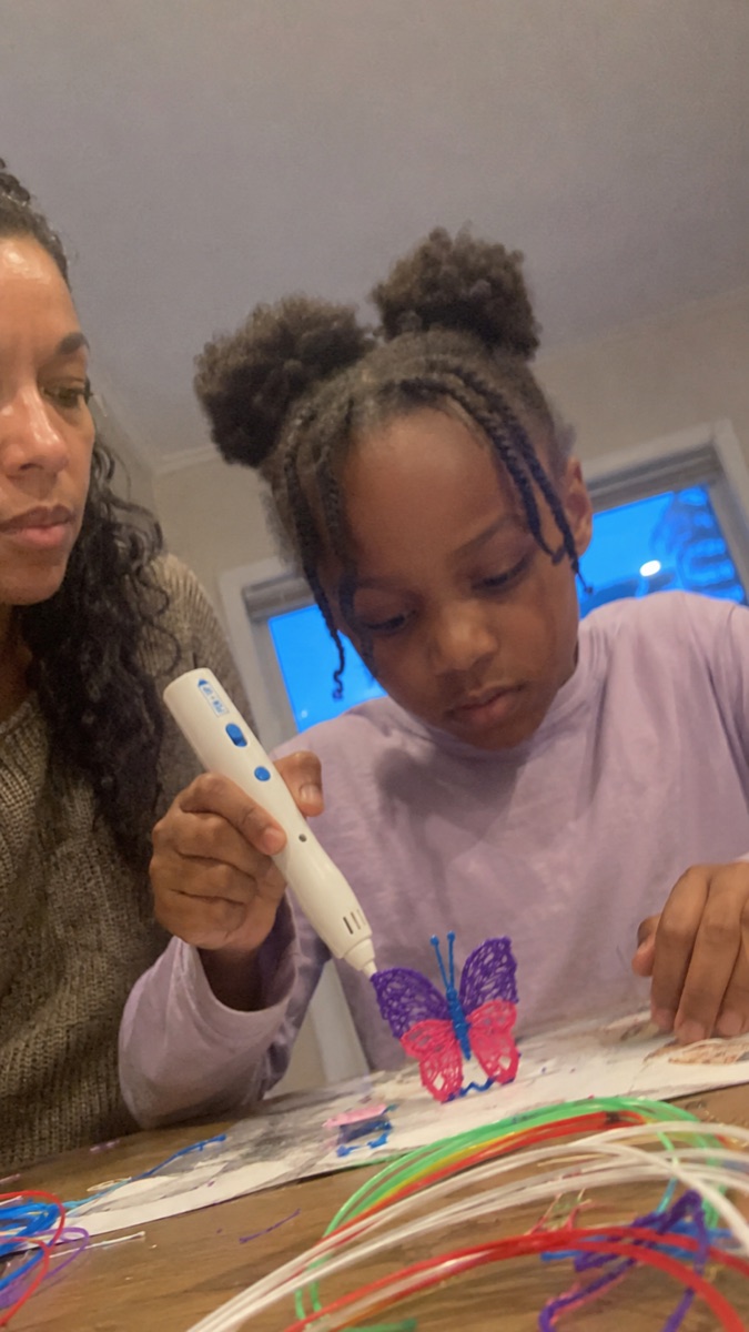 Una bambina usa in sicurezza la penna 3D Pen'Up 3D a bassa temperatura